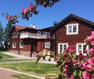 Hotellet erbjuder idag modern komfort, men dess rötter och atmosfär är djupt förankrade i mer än ett sekel av lokal historia.