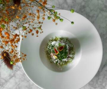 Njut av välsmakande rätter inspirerade av svenska råvaror och säsongens bästa ingredienser i hotellets restaurang.