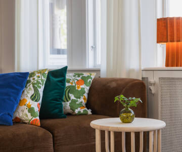 Entspannen Sie sich in den gemütlichen Wohnzimmern des Hotels mit klassisch schwedischer Einrichtung und einer warmen, heimeligen Atmosphäre.