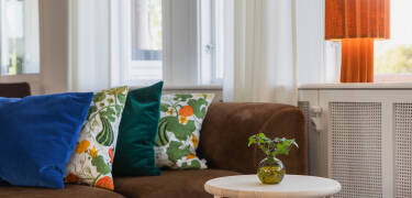 Slapp av i hotellets hyggelige stuer med klassisk svensk innredning og en varm, hjemmekoselig atmosfære.