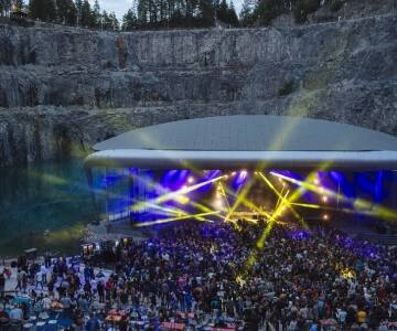 Dalhalla er en utendørsamfi i et gammelt kalksteinsbrudd. Scenen er viden kjent for sin fenomenale akustikk.