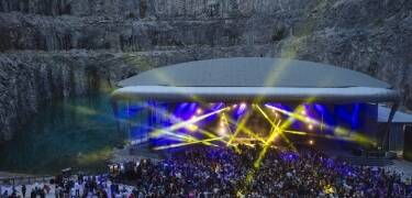 Dalhalla er en utendørsamfi i et gammelt kalksteinsbrudd. Scenen er viden kjent for sin fenomenale akustikk.