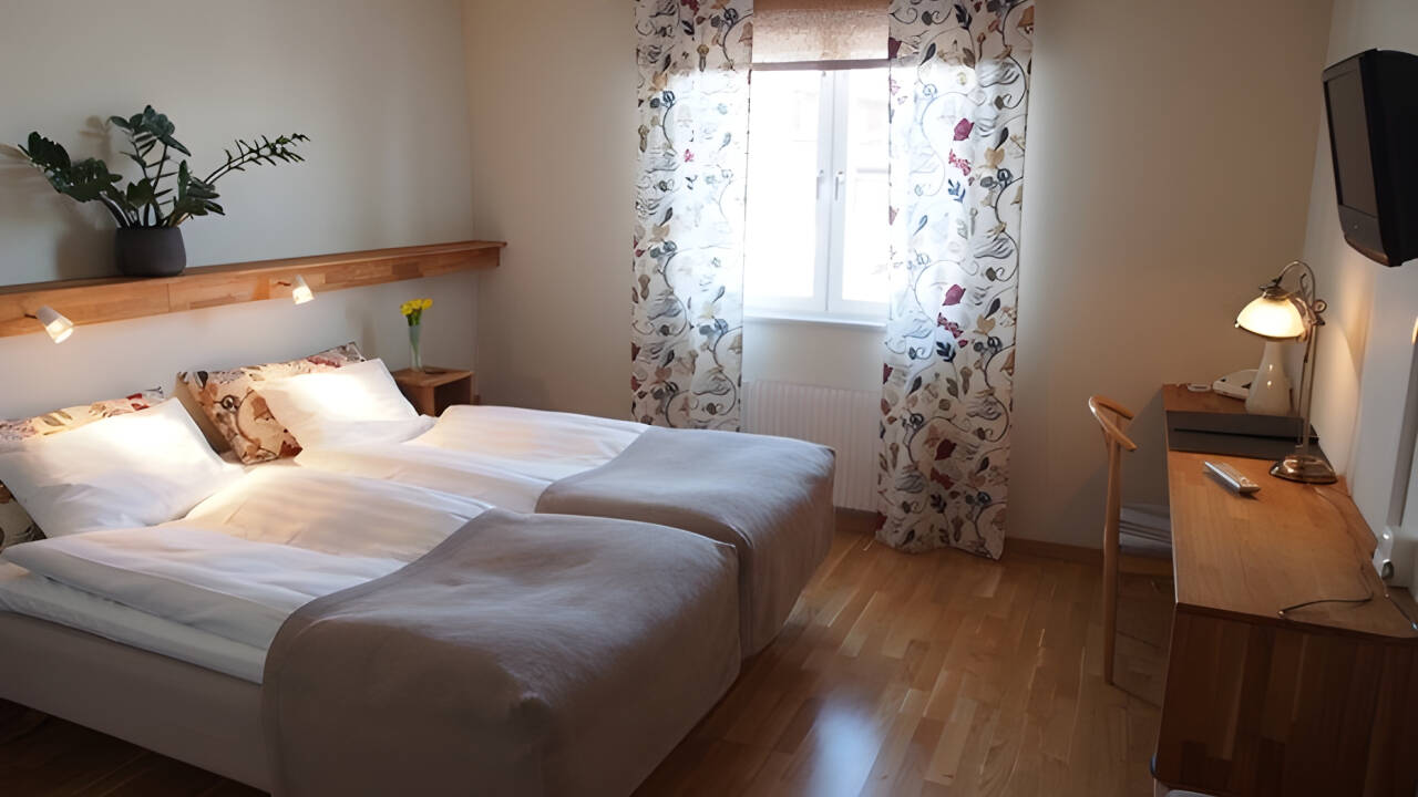 Villa Långbers har nyrenoverade rum som alla är individuellt och stilrent inredda med inslag typiska för Dalarna.