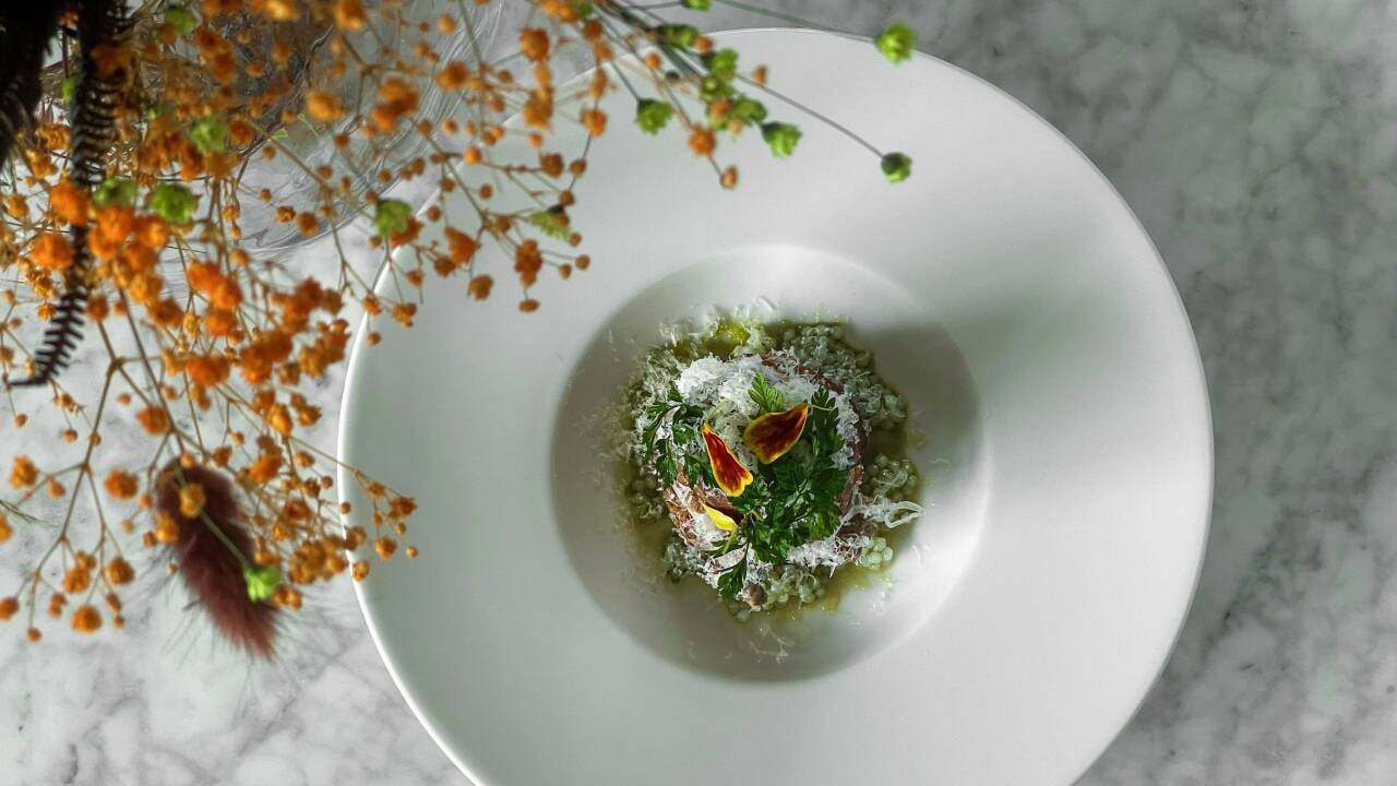 Nyt deilige retter inspirert av svenske råvarer og de beste sesongbaserte ingrediensene på hotellets restaurant.