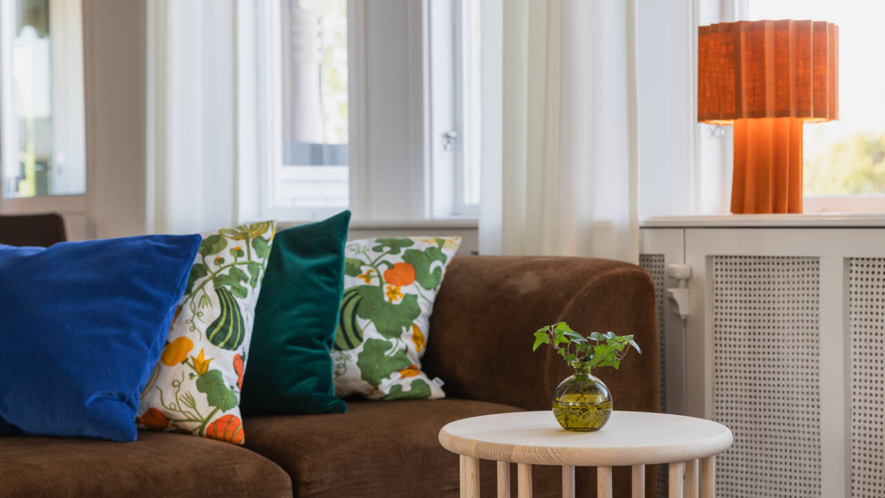 Entspannen Sie sich in den gemütlichen Wohnzimmern des Hotels mit klassisch schwedischer Einrichtung und einer warmen, heimeligen Atmosphäre.