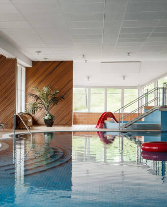 Slap af i den smukke indendørs swimmingpool, der er 20m lang og opvarmet.
