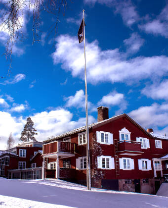 Vintertid i Tällberg betyder skidåkning, långfärdsskridskoåkning på Siljan och vinterfiske i vacker natur.