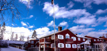 Vintertid i Tällberg betyder skidåkning, långfärdsskridskoåkning på Siljan och vinterfiske i vacker natur.