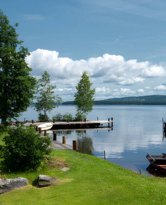 Erleben Sie alles, was der Siljan-See zu bieten hat. Machen Sie eine Bootstour, angeln oder schwimmen Sie im See oder entspannen Sie am Strand.