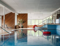 Slap af i den smukke indendørs swimmingpool, der er 20m lang og opvarmet.