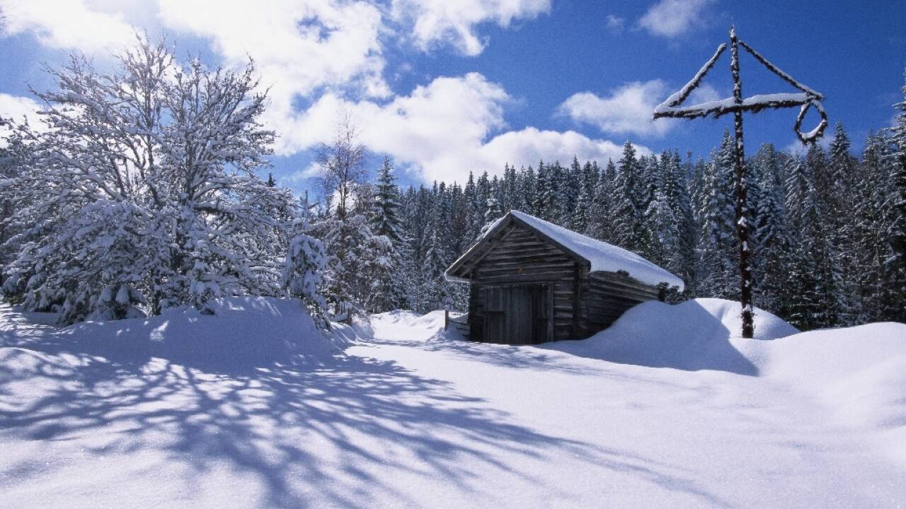 Oplev et snedækket Dalarna. Efter en lang dag ude i frisk luft kan I slappe af i en af de hyggelige caféer i Tällberg.