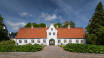 Det historiska slottet Schackenborg ligger bara 6 km bort.