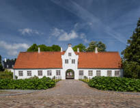 Det historiska slottet Schackenborg ligger bara 6 km bort.