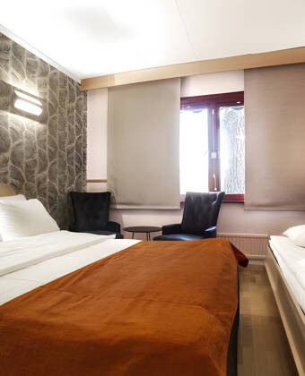 Hos Risskov Driving Holiday tilbys du overnatting i hotellets hyggelige standardrom.
