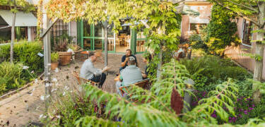 Hotellet er bygget rundt tre koselige og grønne gårdsplasser.