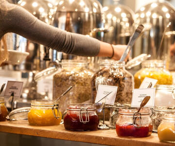 Nach einer erholsamen Nacht beginnen Sie Ihren Tag mit einem köstlichen Frühstücksbuffet.