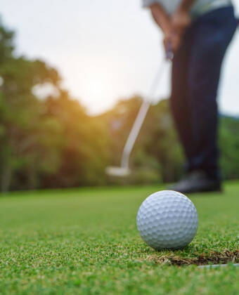 Golffreunde kommen auf mehreren nahegegelenen Golfplätzen auf ihre Kosten.
