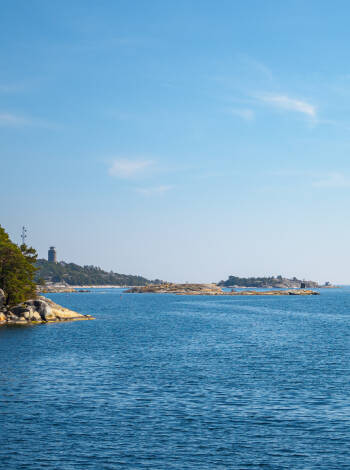 Sola och bada vid Lökholmen och Capri havsbad med både sandstrand och klippor.
