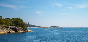Die Strandorte Lökholmen und Capri mit ihren Sand- und Felsstränden laden zum Sonnenbaden und Schwimmen ein.