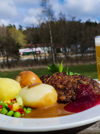 Enjoy a mix of Swedish and Norwegian buffets in the restaurant.