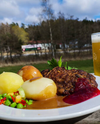Genießen Sie im Restaurant eine Mischung aus schwedischen und norwegischen Buffets.