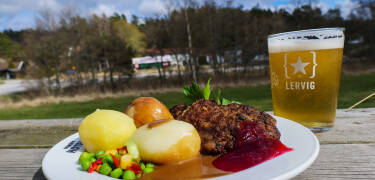 Genießen Sie im Restaurant eine Mischung aus schwedischen und norwegischen Buffets.
