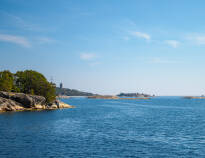 Oplev sol og bad på Lökholmen og Capri badeby med både sand- og klippestrender.