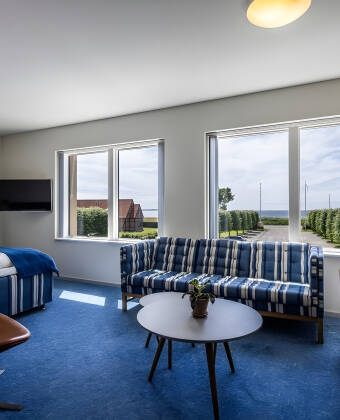 Nyd den hyggelige stemning på et klassisk badehotel. For skøn havudsigt kan du opgradere til et luksus dobbeltværelse.