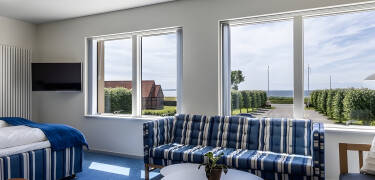 Njut av den mysiga atmosfären på ett klassiskt strandhotell. För härlig havsutsikt, boka gärna ett lyxigt dubbelrum med balkong.