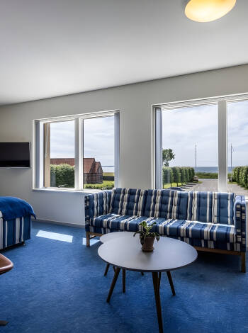Njut av den mysiga atmosfären på ett klassiskt strandhotell. För härlig havsutsikt, boka gärna ett lyxigt dubbelrum med balkong.