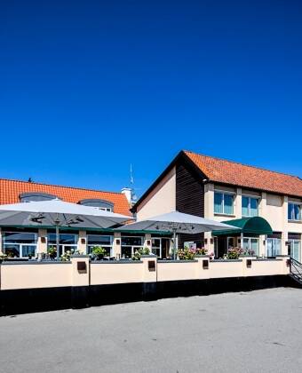 Hotellets store terrasse er det perfekte sted til morgenmad, eftermiddagsdrinks eller lune sommeraftener med udsigt over vandet.