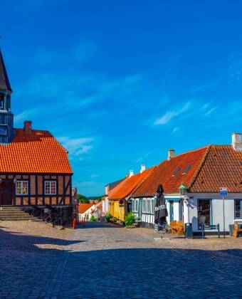 Ebeltofts historiska miljö ligger bara några minuters bilresa bort (eller 25 minuter med cykel) från hotellet.