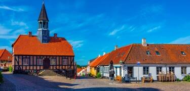 Ebeltofts historiske atmosfære er kun noen minutters kjøring (eller 25 minutter med sykkel) fra hotellet.