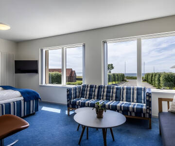 Nyt den lune og hyggelige stemningen på et klassisk strandhotell. For ekstra flott sjøutsikt, velg et luksus dobbeltrom med balkong.