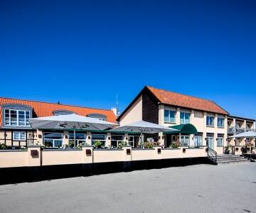 Die große Terrasse des Hotels ist der perfekte Ort für Frühstück, einen Drink am Nachmittag oder lange Sommerabende mit herrlichem Ausblick aufs Wasser.