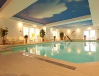 Alle hotellets gæster er velkomne til at hoppe en tur i hotellets indendørs pool eller slappe af i saunaen.