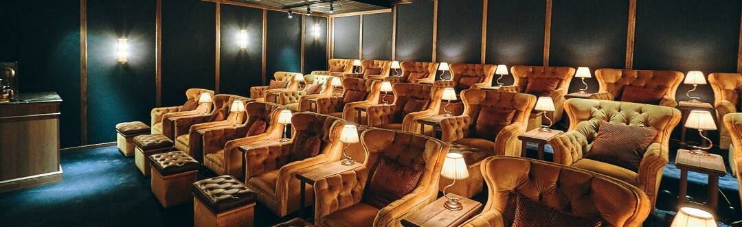 Zu den Hoteleinrichtungen gehören ein Kino, Karaoke, Tischtennis und Shuffleboard.
