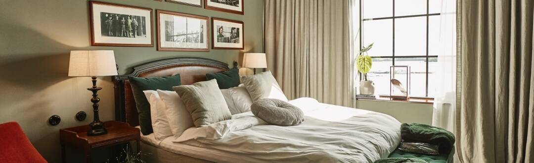 Hotellets værelser er både komfortable og moderne, indrettet med øje for farver og kunst.