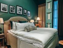 Slap af i de komfortable værelser, indrettet i et miks af industrielle og romantiske materialer.
