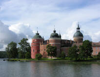 Gå ikke glipp av et besøk på det kongelige Gripsholms Slott mens dere er i Mariefred.