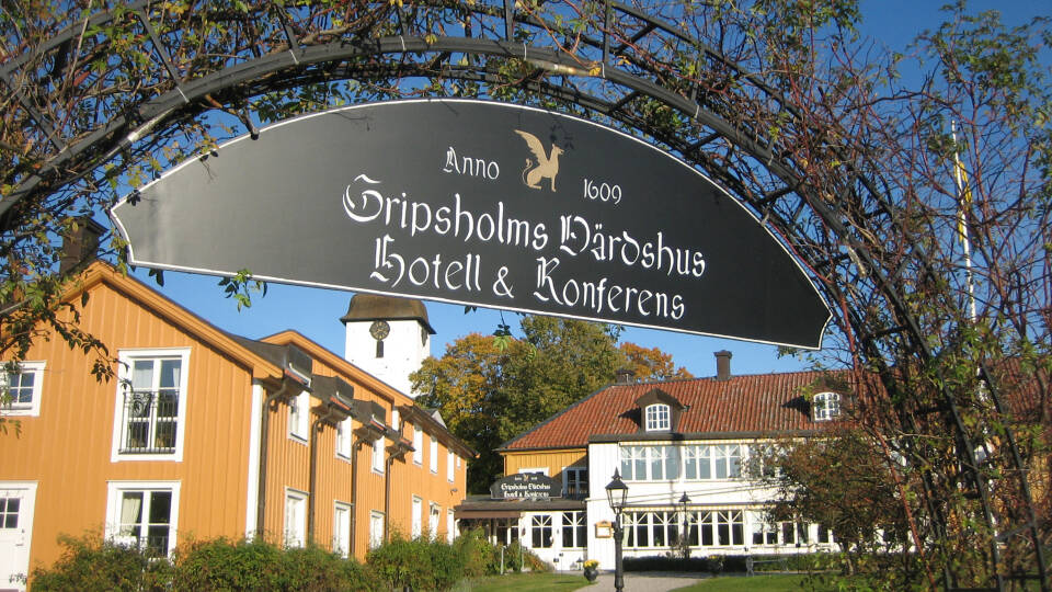 Das dänische Gasthaus Gripsholms Värdshus bietet seinen Gästen eine angenehme Umgebung und eine gemütliche Unterkunft in historischem Rahmen. 

