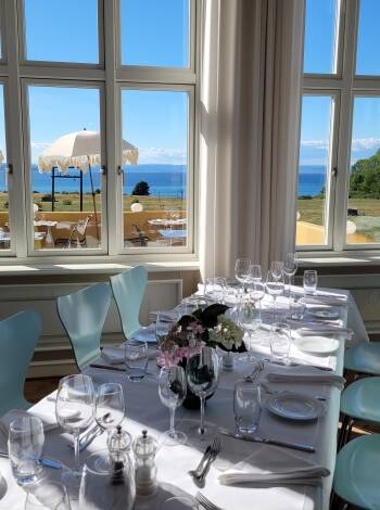 Avnjut got mat och dryck i Restaurant Sky & Sea med utsikt över fjorden.