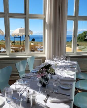 Restaurant Sky and Sea serverer lækre måltider og har en fantastisk udsigt over fjorden.