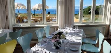 Das Restaurant Sky and Sea serviert köstliche Mahlzeiten und bietet einen tollen Blick auf den Fjord.