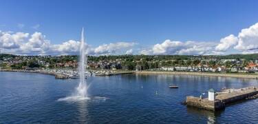 Moss sentrum ligger bare noen få minutter unna med bil. Du kan parkere og lade el-bilen din på hotellet.
