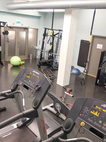 På hotellet kan både träna i hotellets gym och koppla av i bastun.