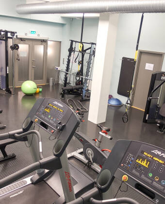 Spring ikke din træning over, mens du er på ferie. Fitnesscentret og saunaen er til rådighed for hotellets gæster.