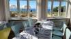 Restaurant Sky and Sea serverer lækre måltider og har en fantastisk udsigt over fjorden.