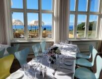 Das Restaurant Sky and Sea serviert köstliche Mahlzeiten und bietet einen tollen Blick auf den Fjord.