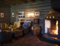 Next to the bar you will find the cosy fireplace lounge with comfortable furniture and several board games.
